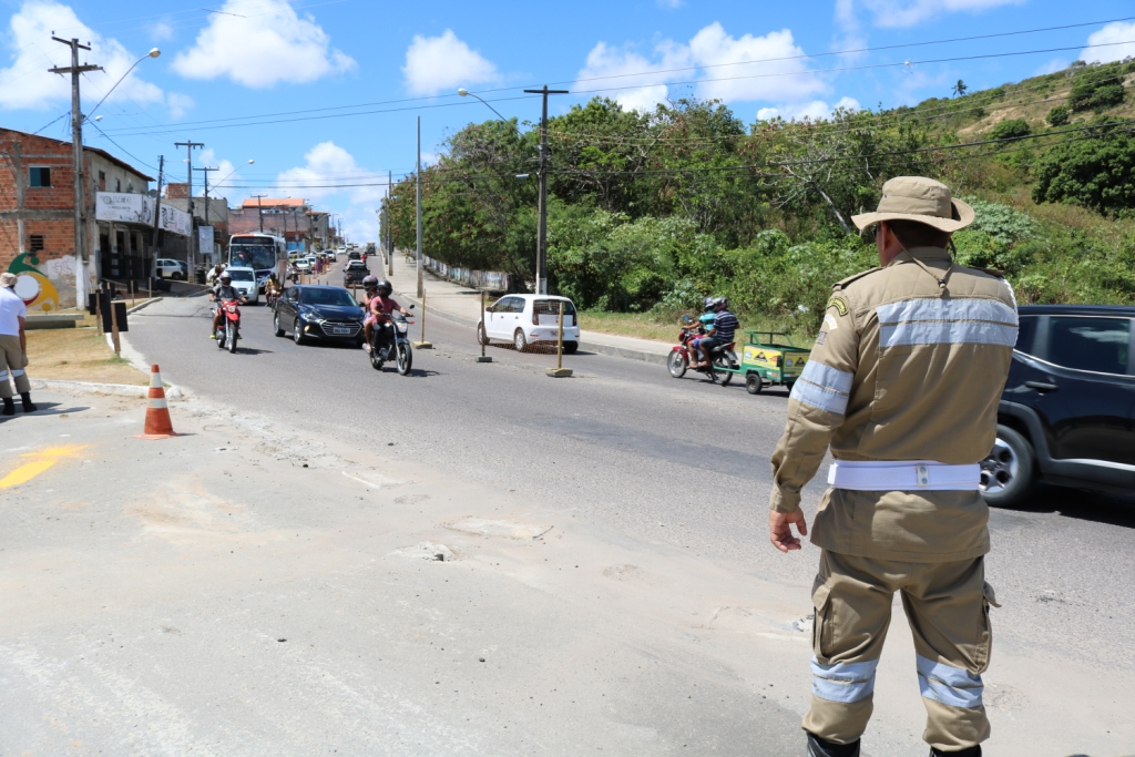 Agentes da SMTT organizam o trânsito durante a obra de duplicação da Euclides Figueiredo - SMTT Aracaju